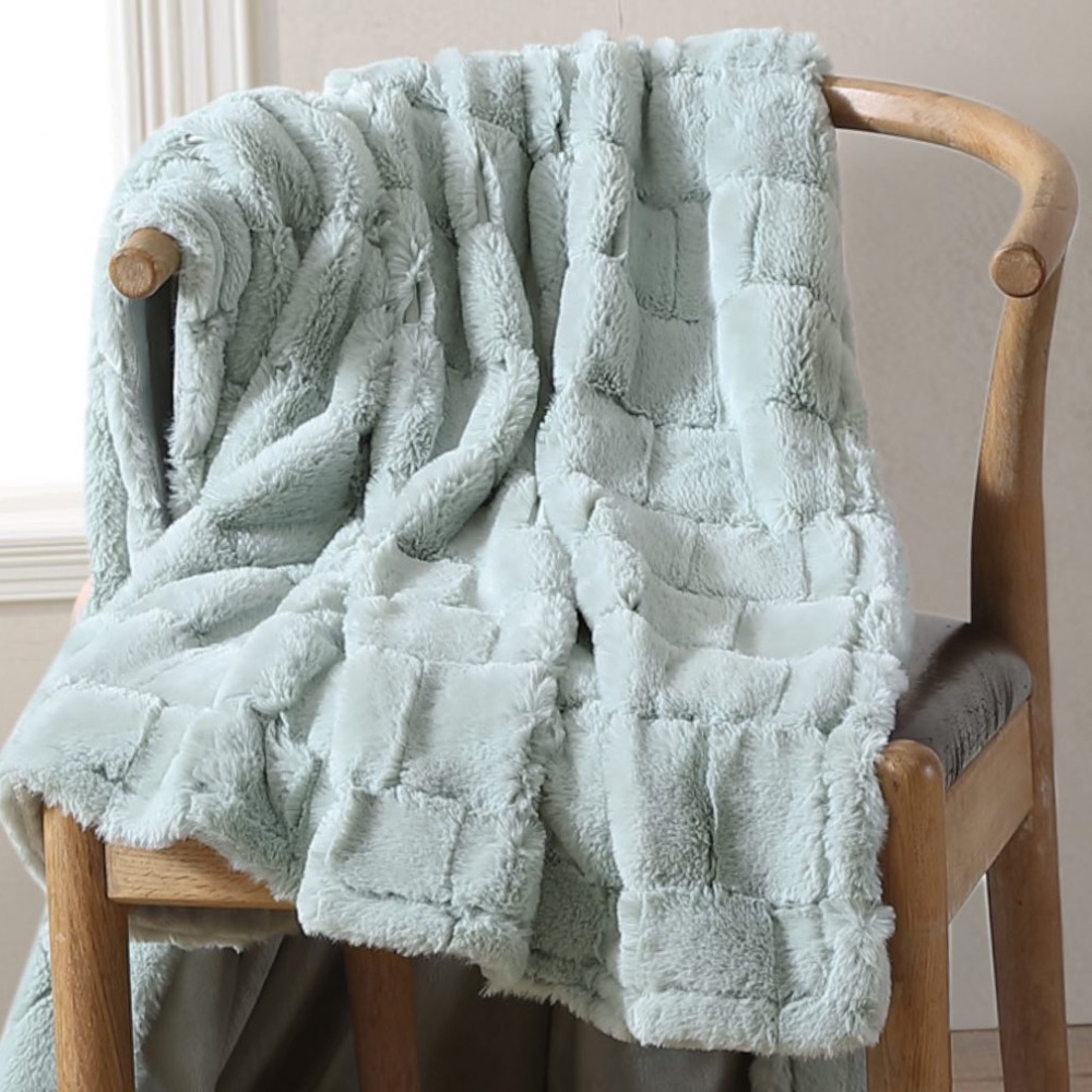 Stassie Home Faux Fur Throw Blanket